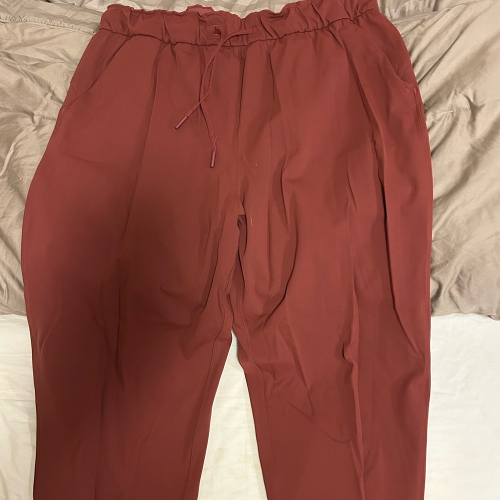 Lululemon women’s stretch high rise 7/8 pant.